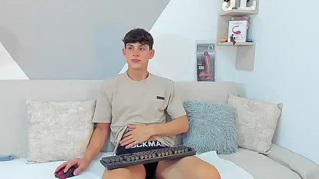 Snapshot of logan_thomas chatting on 26, 1, 2025 logan thomas online show from 26, 1, 2025