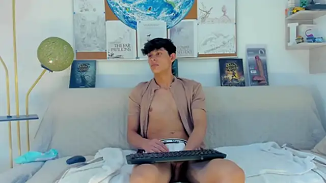 Snapshot of logan_thomas chatting on 3, 2, 2026 logan thomas online show from 3, 2, 2026