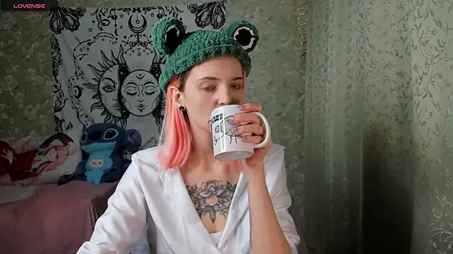 Cutie Adelia online show from 7, 1, 2025