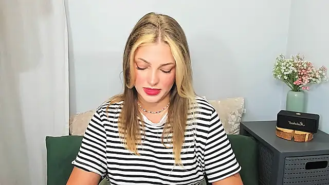 Snapshot of LilyBlondee chatting on 30, 5, 2026 LilyBlondee online show from 30, 5, 2026