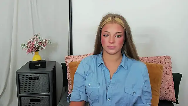 Snapshot of LilyBlondee chatting on 10, 7, 2026 LilyBlondee online show from 10, 7, 2026