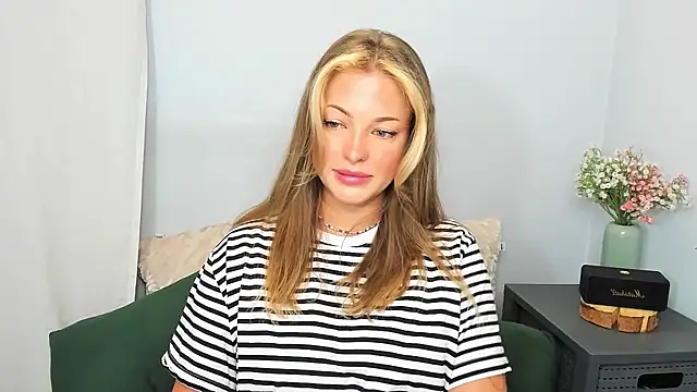 Snapshot of LilyBlondee chatting on 30, 5, 2026 LilyBlondee online show from 30, 5, 2026