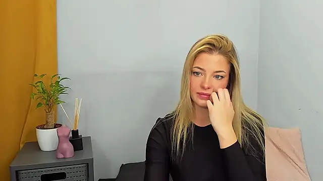 LilyBlondee online show from 8, 12, 2024