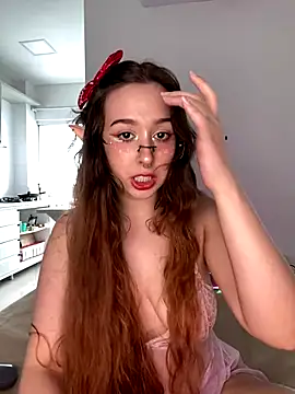 tsuki chan on online show from 16, 12, 2025