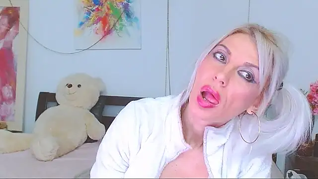 HoneyLara online show from 11, 2, 2026