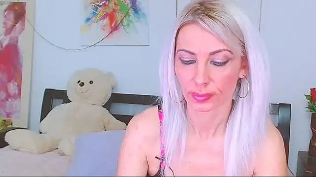 HoneyLara online show from 15, 2, 2026