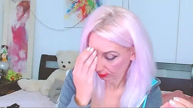 HoneyLara online show from 3, 10, 2025