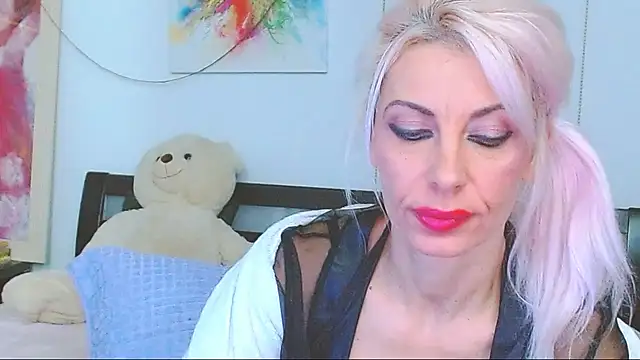 HoneyLara online show from 2, 12, 2025