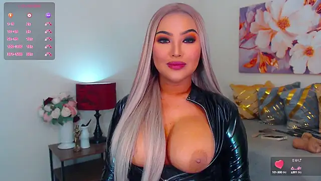 HugeCock Savanna online show from 19, 9, 2025