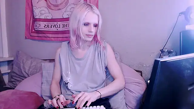 Snapshot of Alien_Bella chatting on 18, 12, 2025 Alien Bella online show from 18, 12, 2025