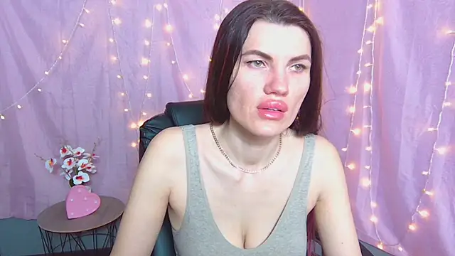 MilaLoona online show from 17, 5, 2026