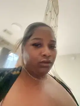 Snapshot of BigFineSelena chatting on 12, 10, 2025 BigFineSelena online show from 12, 10, 2025