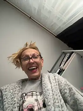 Snapshot of adella13 chatting on 17, 12, 2024 adella13 online show from 17, 12, 2024