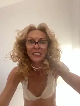 Snapshot of adella13 chatting on 6, 12, 2024 adella13 online show from 6, 12, 2024