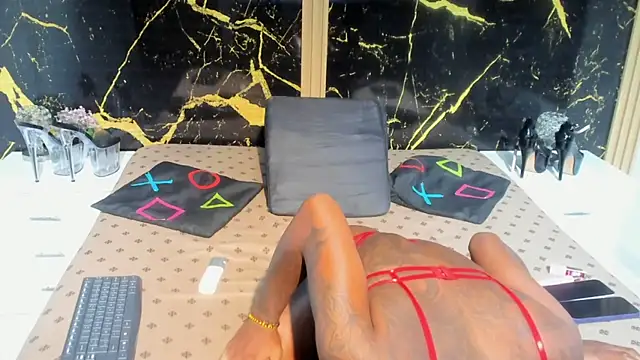 NahomyOwen online show from 19, 12, 2025