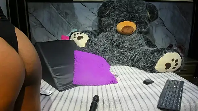 Snapshot of Niyirey1 chatting on 4, 11, 2025 Niyirey1 online show from 4, 11, 2025