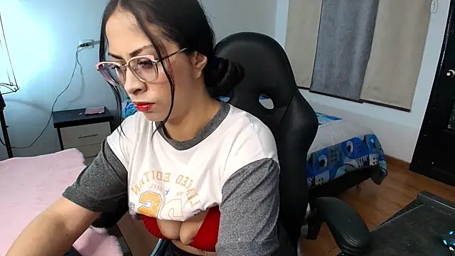 yesie hot online show from 18, 4, 2026