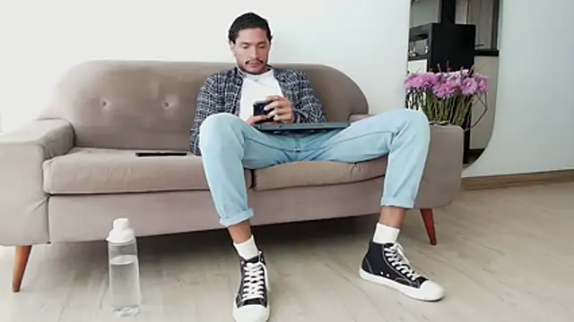 Snapshot of Robyn_Miller chatting on 18, 11, 2025 Robyn Miller online show from 18, 11, 2025