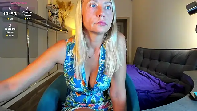 ZoeGrant online show from 8, 9, 2025