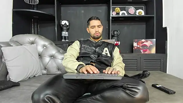 Snapshot of matteosantos chatting on 14, 11, 2025 matteosantos online show from 14, 11, 2025