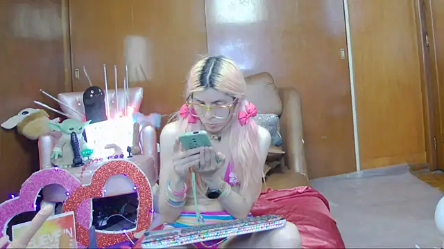 Skinygirl online show from 12, 3, 2025