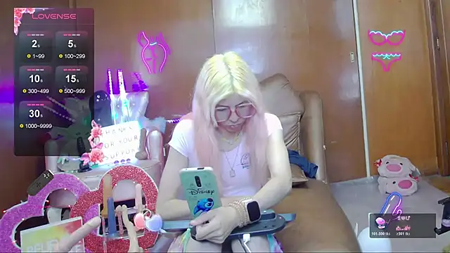 Skinygirl online show from 10, 11, 2025