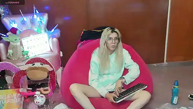 Snapshot of Skinygirl chatting on 17, 7, 2026 Skinygirl online show from 17, 7, 2026