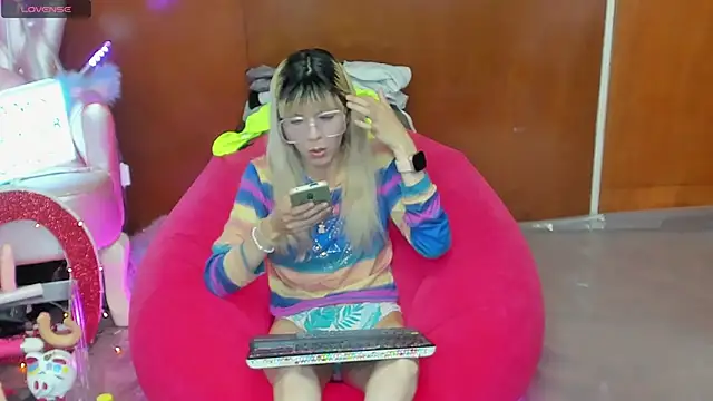 Skinygirl online show from 6, 4, 2026