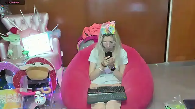 Snapshot of Skinygirl chatting on 9, 7, 2026 Skinygirl online show from 9, 7, 2026