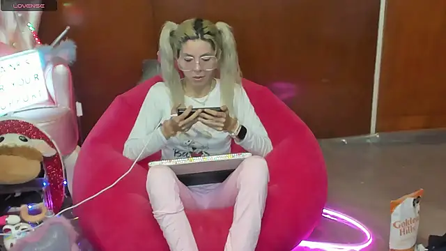 Skinygirl online show from 15, 6, 2026