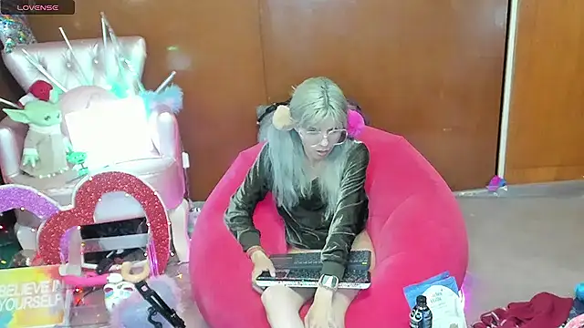 Skinygirl online show from 15, 5, 2026