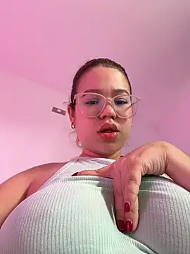 Snapshot of Lucyklein2022 chatting on 19, 4, 2026 Lucyklein2022 online show from 19, 4, 2026