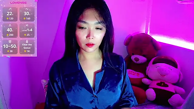 TR4NSCUTI3 online show from 4, 11, 2025