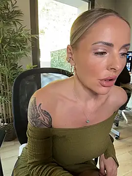 Snapshot of EmaSalis chatting on 11, 11, 2025 EmaSalis online show from 11, 11, 2025