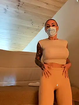 Snapshot of EmaSalis chatting on 13, 10, 2025 EmaSalis online show from 13, 10, 2025