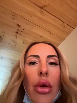 Snapshot of EmaSalis chatting on 7, 11, 2025 EmaSalis online show from 7, 11, 2025