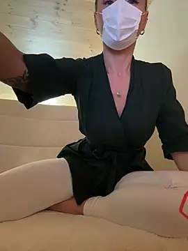 Snapshot of EmaSalis chatting on 28, 11, 2025 EmaSalis online show from 28, 11, 2025