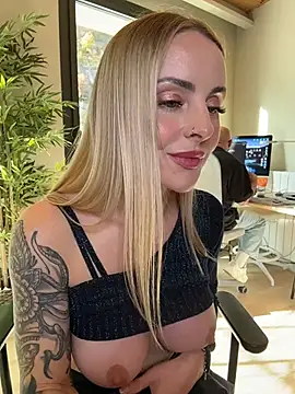 Snapshot of EmaSalis chatting on 19, 11, 2025 EmaSalis online show from 19, 11, 2025