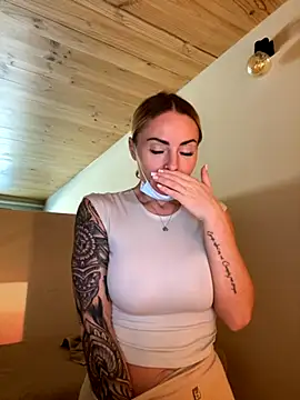 Snapshot of EmaSalis chatting on 17, 10, 2025 EmaSalis online show from 17, 10, 2025