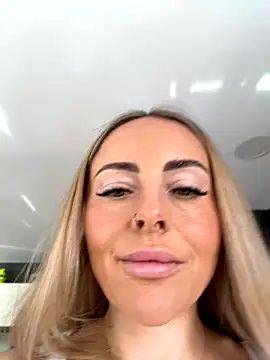 Snapshot of EmaSalis chatting on 1, 11, 2025 EmaSalis online show from 1, 11, 2025