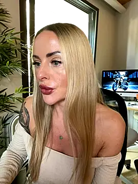 Snapshot of EmaSalis chatting on 9, 10, 2025 EmaSalis online show from 9, 10, 2025