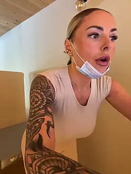 Snapshot of EmaSalis chatting on 24, 10, 2025 EmaSalis online show from 24, 10, 2025