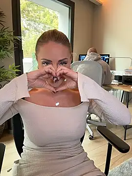 Snapshot of EmaSalis chatting on 10, 11, 2025 EmaSalis online show from 10, 11, 2025