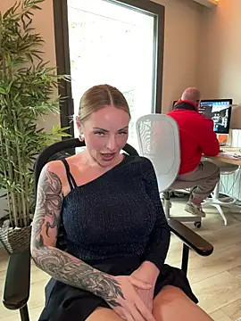 Snapshot of EmaSalis chatting on 20, 11, 2025 EmaSalis online show from 20, 11, 2025