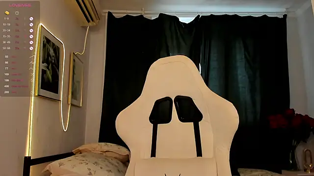 Snapshot of Fire_moth chatting on 23, 7, 2026 Fire moth online show from 23, 7, 2026
