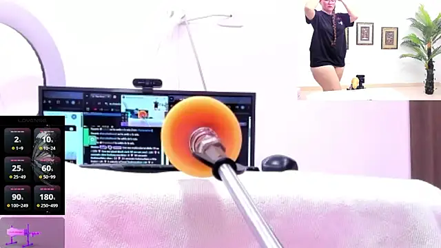 Paulina Davis  online show from 16, 3, 2025