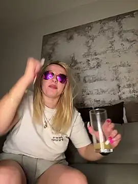 Strongqueen online show from 15, 1, 2025