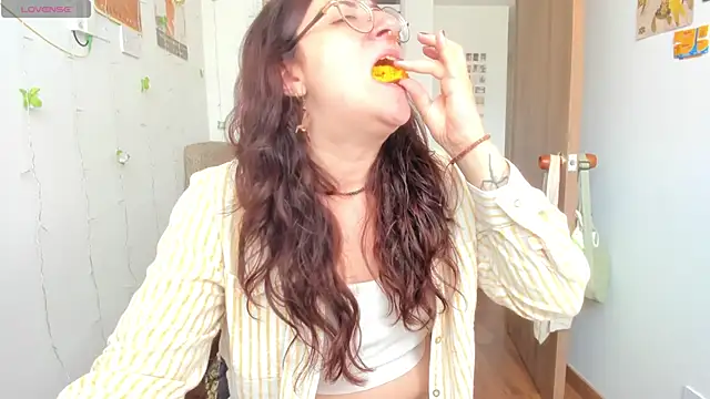 Snapshot of linda_giggle chatting on 12, 11, 2025 linda giggle online show from 12, 11, 2025