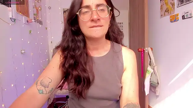 Snapshot of linda_giggle chatting on 21, 10, 2025 linda giggle online show from 21, 10, 2025