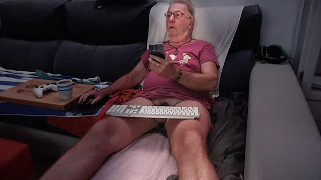 Snapshot of Nudelschwanz chatting on 8, 10, 2025 Nudelschwanz online show from 8, 10, 2025